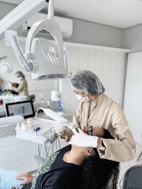 Profissional da Grand Sorriso durante atendimento odontológico