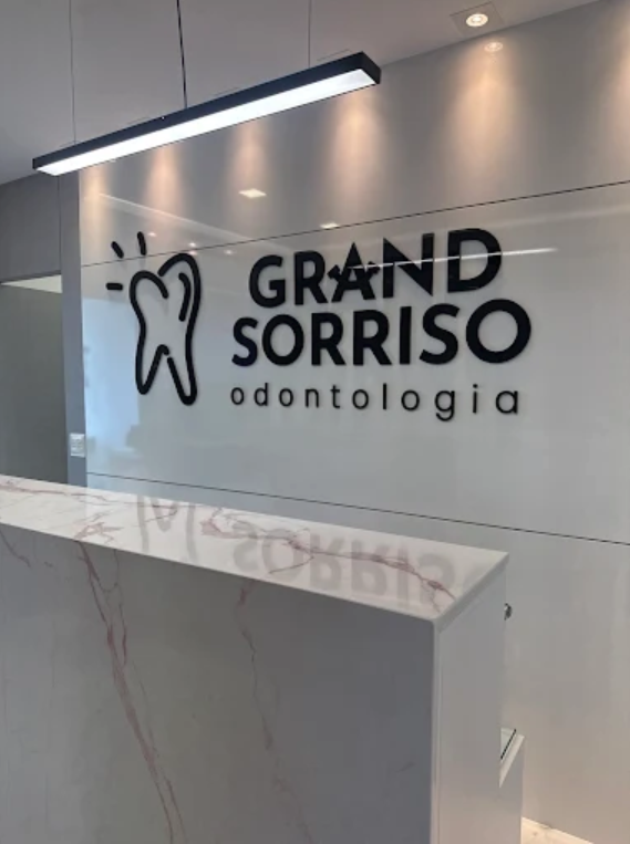Recepção da Grand Sorriso com a marca da clínica